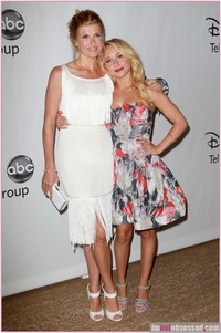 pictures of sexy mothers connie britton wenn wives mothers are sexy too tca disney party